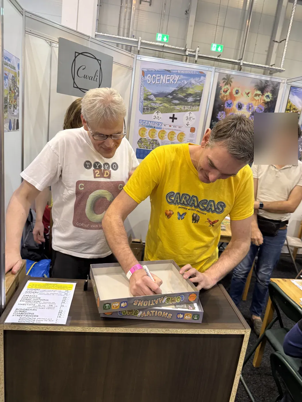 Signeermoment bij de stand van Cwali