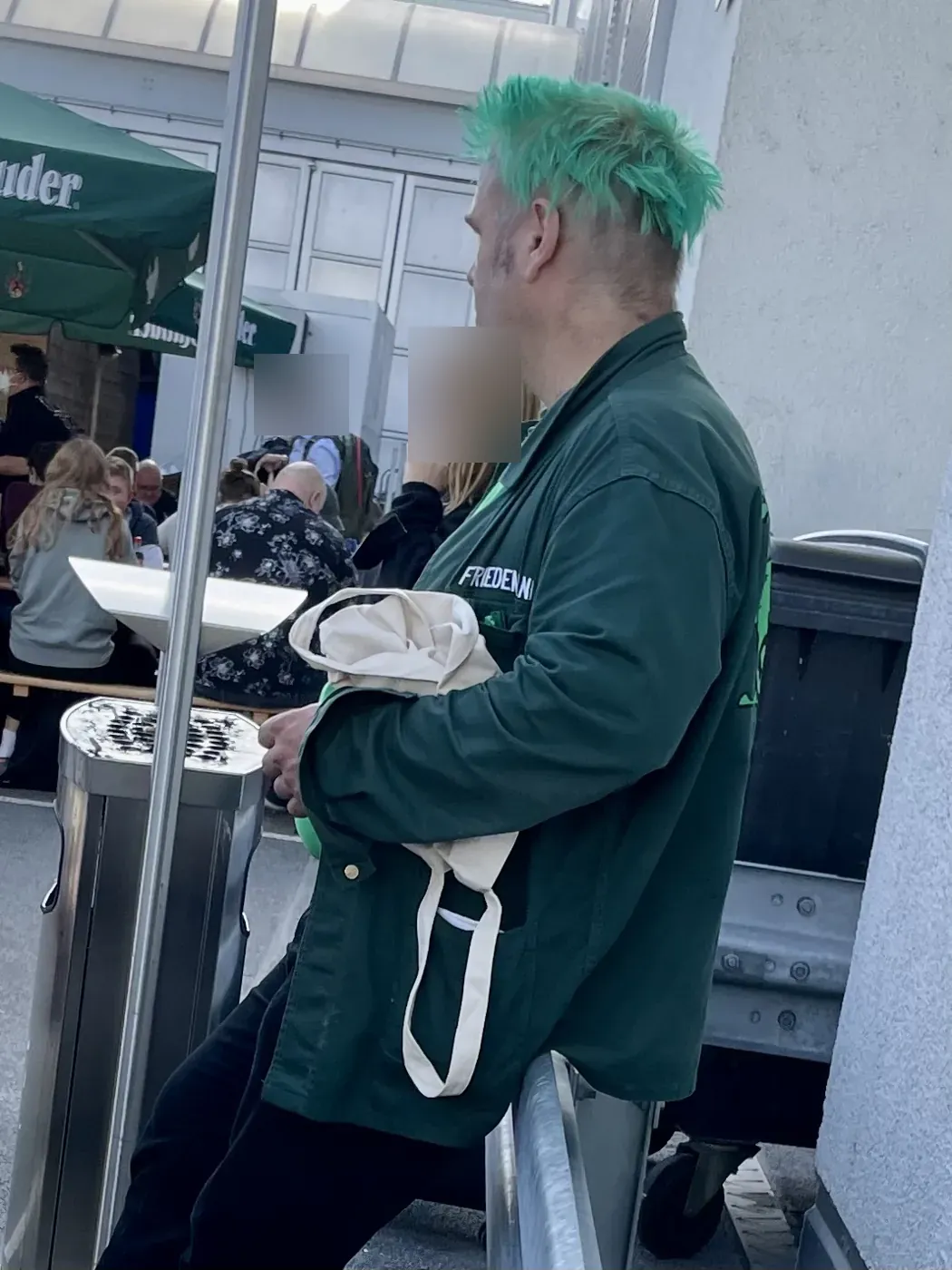 Friedemann Friese met groen haar en een groene jas met zijn naam erop
