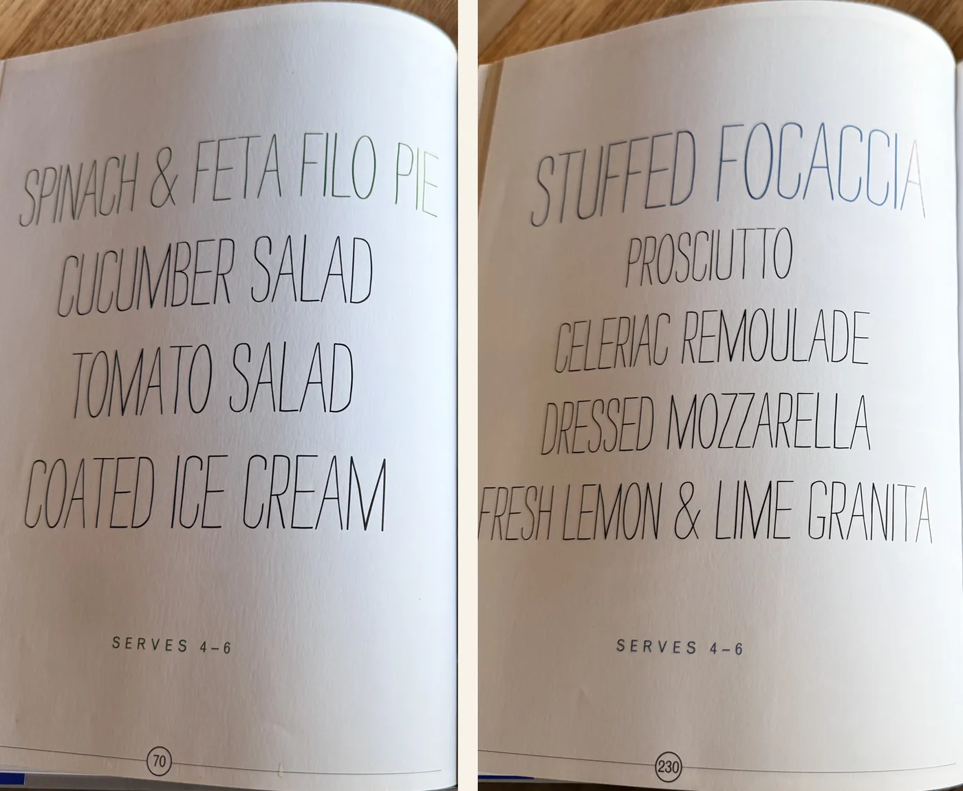 Twee menupagina's uit een kookboek: spinazie-fetataart met komkommer- en tomatensalade, en gevulde focaccia met prosciutto en mozzarella