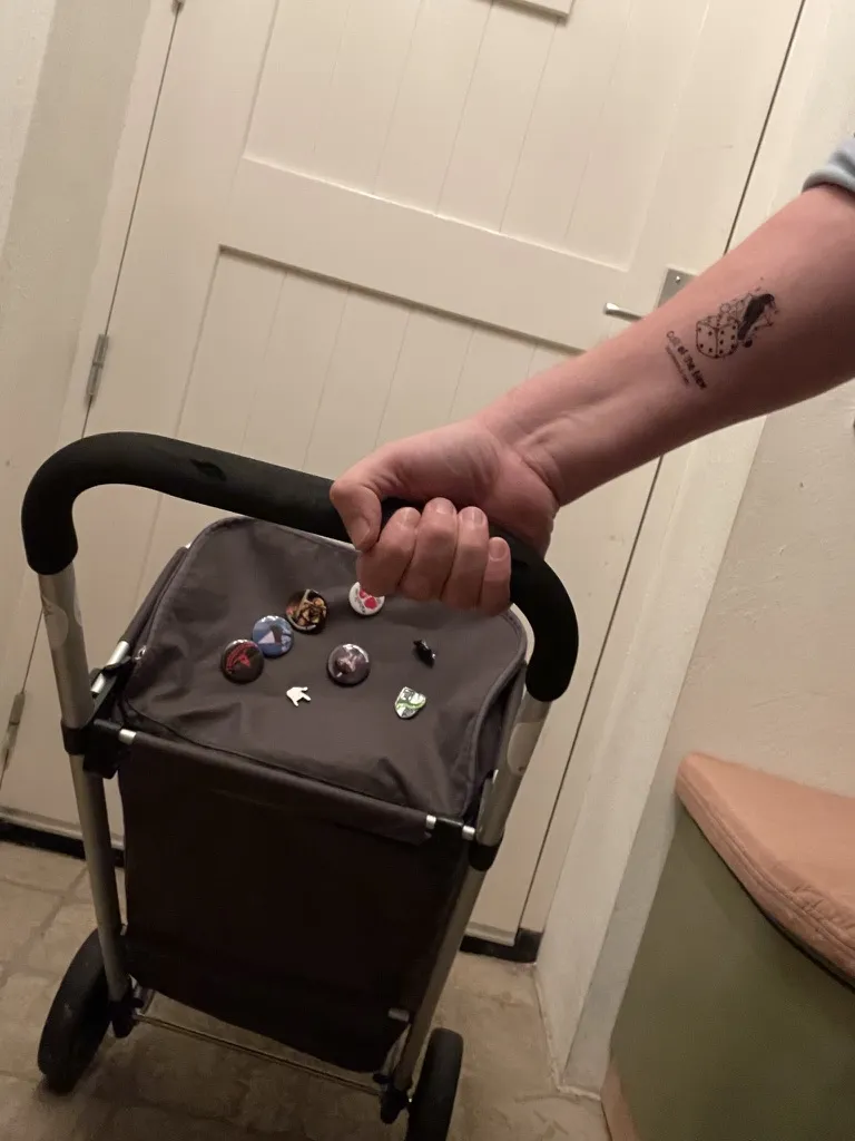 Een grijze boodschappentrolley met buttons, de oude trolley