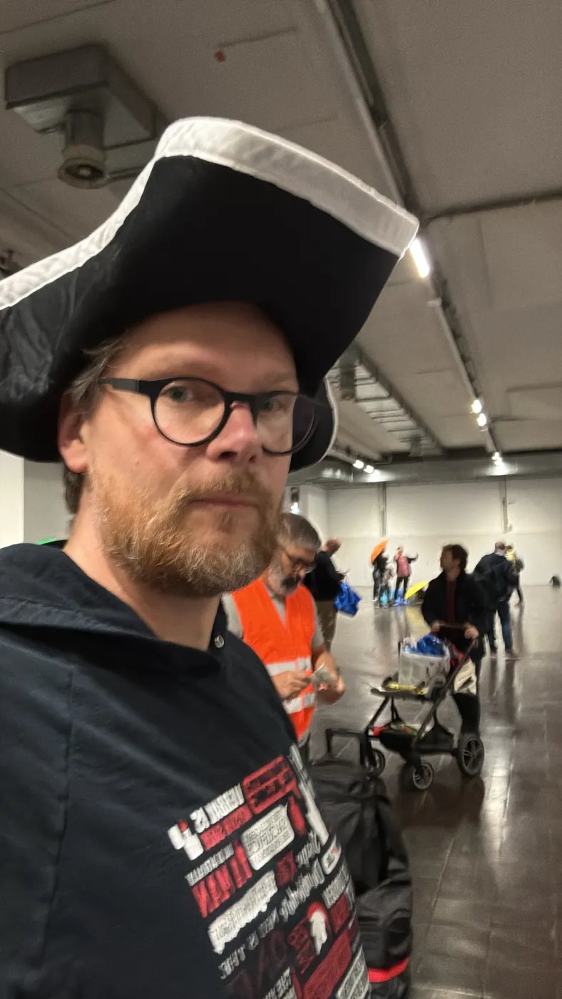 Jean met een zwarte piratenhoed op de ruilplek in hal 1 op Spiel